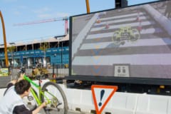 自転車を盾にする挑戦者。ゲームに勝利した人は、そのデータを使ってAIをトレーニングするかどうか選択できる