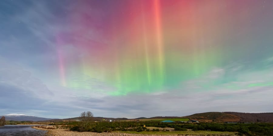虹のオーロラ 普通はありえない「虹色のオーロラ」がイギリス上空に出現！ - ナゾロジー