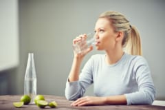 水を飲んで胃を膨らませると満腹感が得られ、食事量が少なくなる