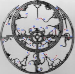 リートにある34個の針先が恒星の位置を示す