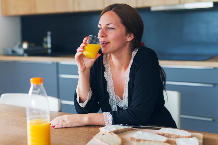 果汁100％フルーツジュースの落とし穴？健康のために飲んでいるつもりでも体重増加と関連