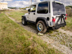 テスト中の自動車用スプリング・タイヤ