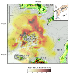 調査海域と海底に堆積したアカホヤ噴火の噴出物の分布と厚さ