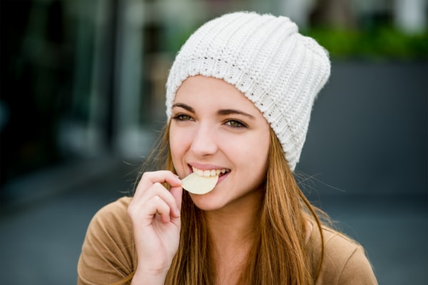 しなしなのポテト・チップスでも嚙んだ時に「パリッ」と音が鳴せば新鮮に感じる