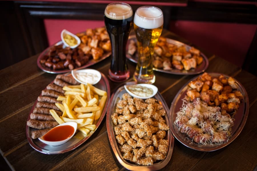 パブで提供される食事と酒