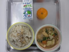 戦時中に食べられていたすいとんと大根ご飯を再現した給食、なお実際のすいとんは具はほとんど入っておらず味のない汁である