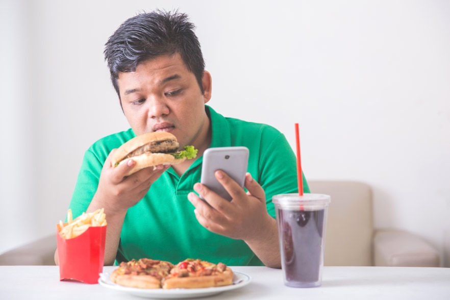 食事中のスマホが危険な理由とは!?