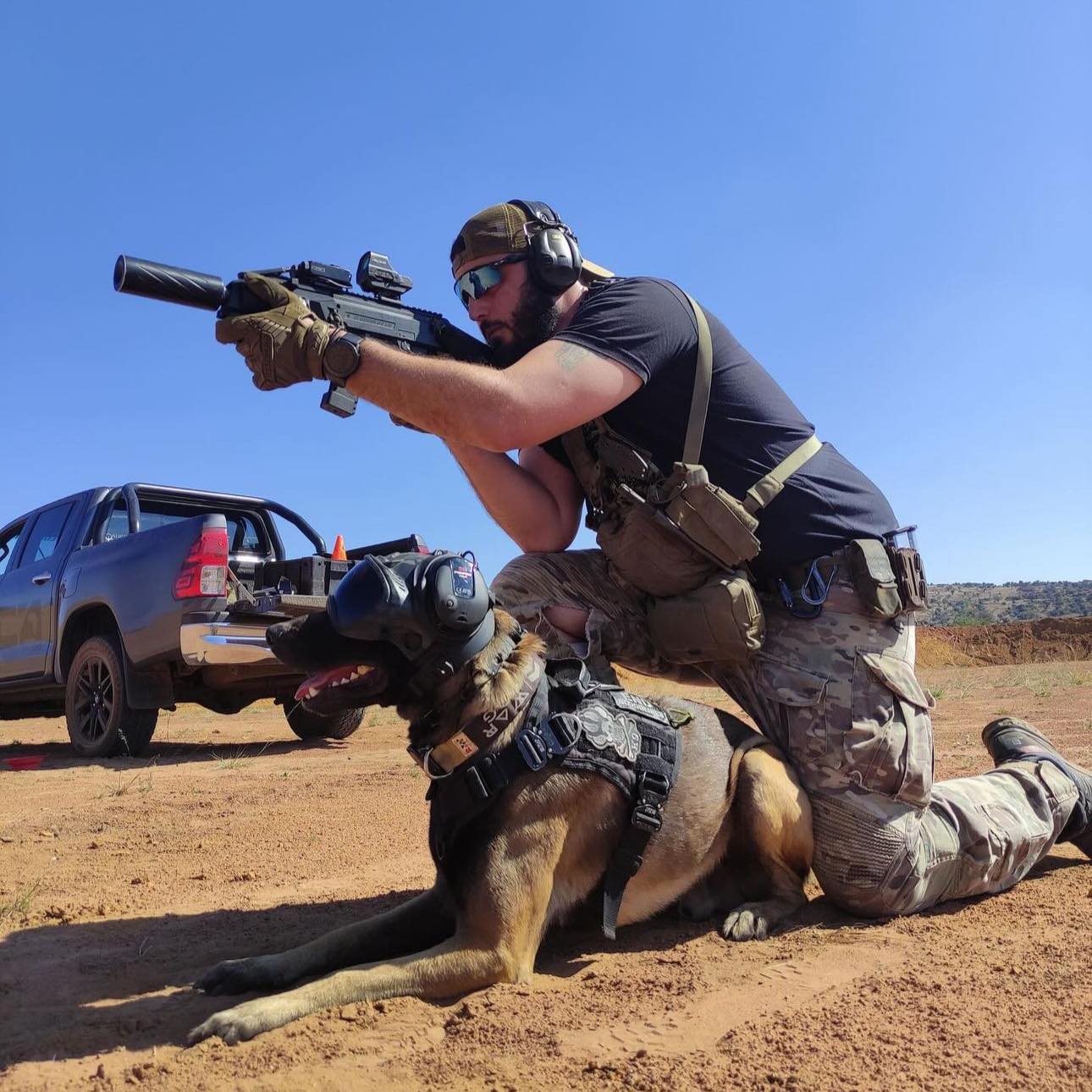 聴覚保護具で軍犬の耳を守る