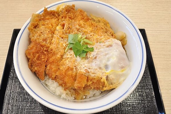 カツ丼、カツレツが洋食であることからカツ丼も洋食ではあるが日本にマッチしすぎていて和食であると捉える人も少なくはない