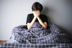 寝ようと思っても睡眠時間を増やせない人は多い