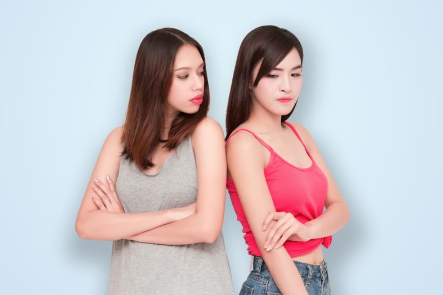 女性は「胸の大きな同性」に対して攻撃性が高まる！