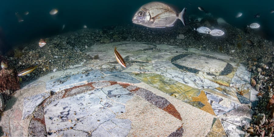 当時のまま」海底に沈んだ古代ローマ都市バイアで大理石のポーチを発見