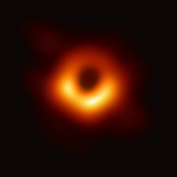 M87の中心部にある巨大ブラックホールを直接撮像した画像