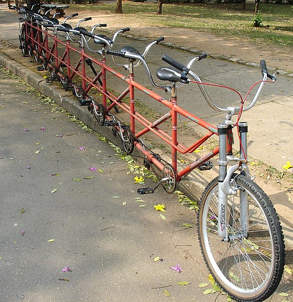 10人乗りのタンデム自転車