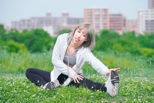 走る前などに行われているストレッチだが、怪我予防やパフォーマンスを高める効果があるとは限らない