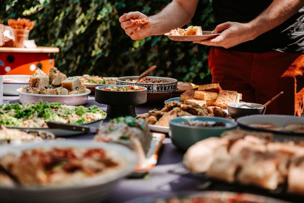 参加者には十分なカロリーがとれるようにビュッフェ形式の食事が提供された（イメージ）