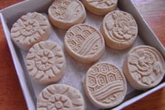 和三盆で作られた干菓子の一例、現在でも香川県で細々と続けられている