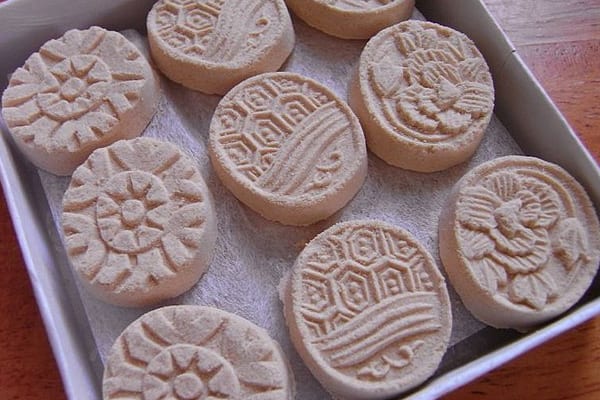 和三盆で作られた干菓子の一例、現在でも香川県で細々と続けられている