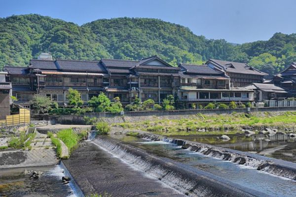 山の方の道か車で出てくると、突如として風情ある温泉街が現れる