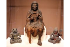 役行者象（鎌倉時代の作）。鬼神を2体従えています