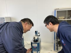 「最初はライトセーバー作ろうと思ってた」静電気を“見えるように”したニ人の科学者【ナゾロジー×産総研　未解明のナゾに挑む研究者たち】の画像 3/3