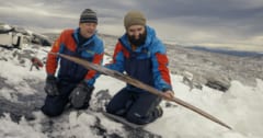 ノルウェーの山岳氷河が溶けて「1300年前のスキー板」が発見される！ 【スキー板は人類の○○力を示していた】の画像 1/5