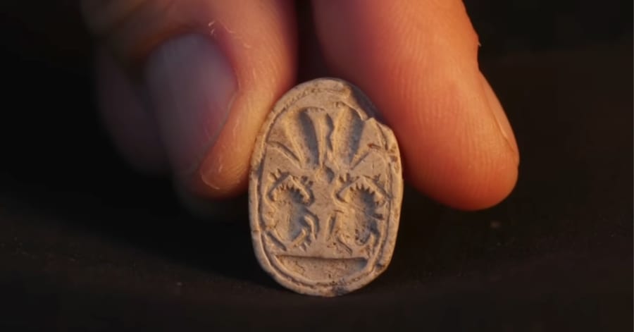 3歳の少女が拾った小石が「3800年前のお宝だった」と判明！ - ナゾロジー