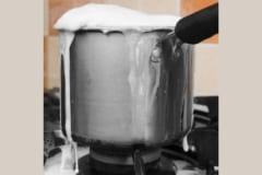 なぜ「鍋の上に木べらを置く」と吹きこぼれを防止できるのかの画像 2/4