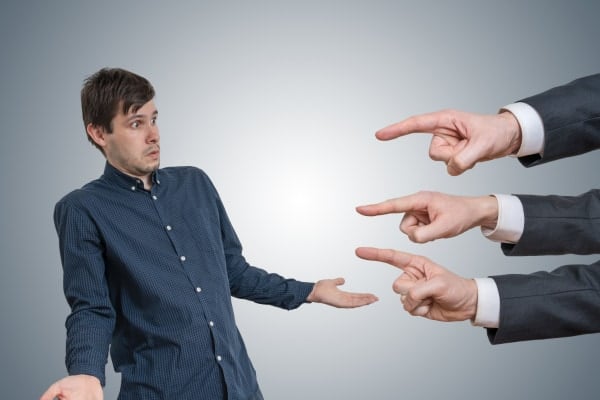 「被害者叩き」はなぜ起きる？人の中では因果応報の原理が歪んでいると判明！