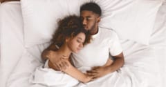 寝るとき抱き合うカップルは安心感が高くストレスが少ないの画像 1/3