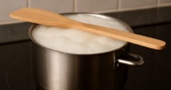 なぜ「鍋の上に木べらを置く」と吹きこぼれを防止できるのかの画像 1/4