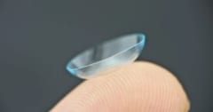 赤外線を「見える化」！暗闇でも目が見えるコンタクトレンズを開発の画像 1/5