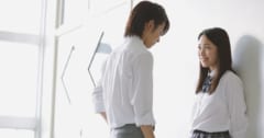 男性は女性の口元、女性は男性の目と髪に魅力を感じているの画像 1/4