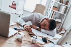 週52時間以上働いている人は「脳にある変化」が起きていたの画像 2/3