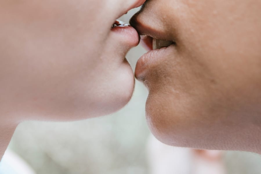 キスで「うつ」がうつる？ 口腔細菌が夫婦の気分を同期させるかもしれない