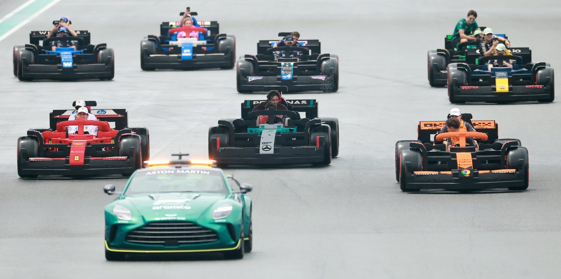 「40万個の部品」で作られたF1マシンがサーキットを走る【開発2万2000時間】の画像 5/6
