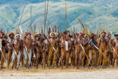 「男性が女性の胸に惹かれるのは本能か？」胸を露出して暮らす部族の男性を調査した研究の画像 2/3