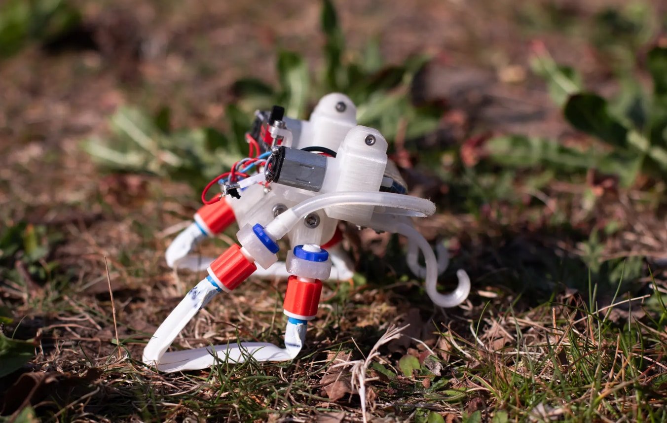 【なぜ脳が無くても賢い?】チューブと空気で歩く新ロボットは”足で考える”【しかも高速】の画像 3/7