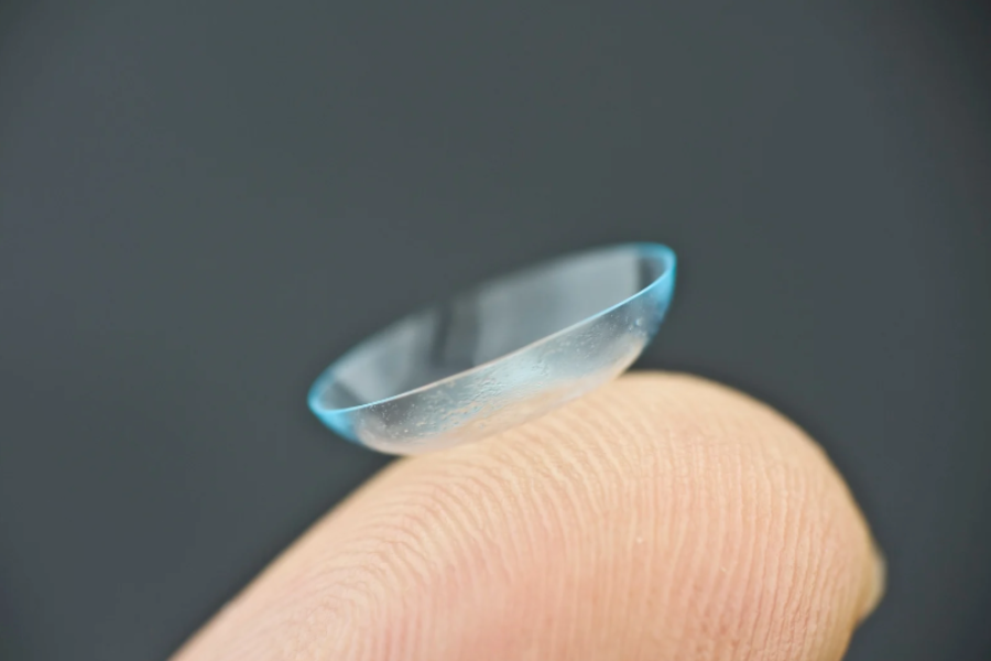 赤外線を「見える化」！暗闇でも目が見えるコンタクトレンズを開発