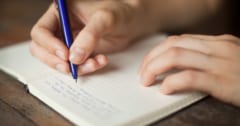 「書いて覚える」は本当？タイピングと手書きはどちらが識字能力を高めるか検証した結果の画像 1/4