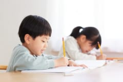 「書いて覚える」は本当？タイピングと手書きはどちらが識字能力を高めるか検証した結果の画像 2/4