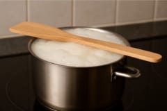 なぜ「鍋の上に木べらを置く」と吹きこぼれを防止できるのかの画像 3/4