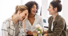 女性はASDを隠すのが上手い？人付き合いが極端に疲れる場合は注意「ASDのカモフラージュ行動」の画像 1/3