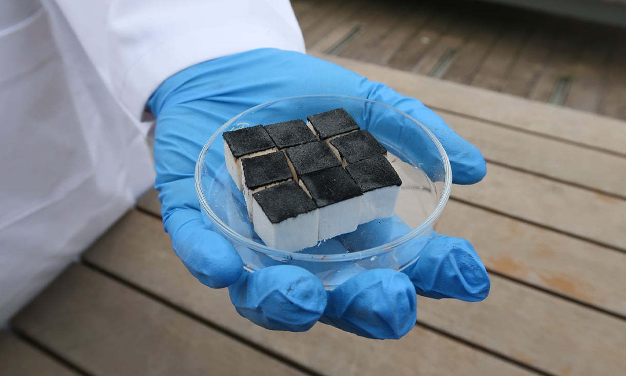 【電気不要】空気から飲料水を生成するスポンジ素材を開発【太陽光をあてるだけ】の画像 3/5
