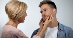 「過保護」は不安を増大させ人生満足度を低下させる！「愛情」と「過保護」の違いの画像 1/3