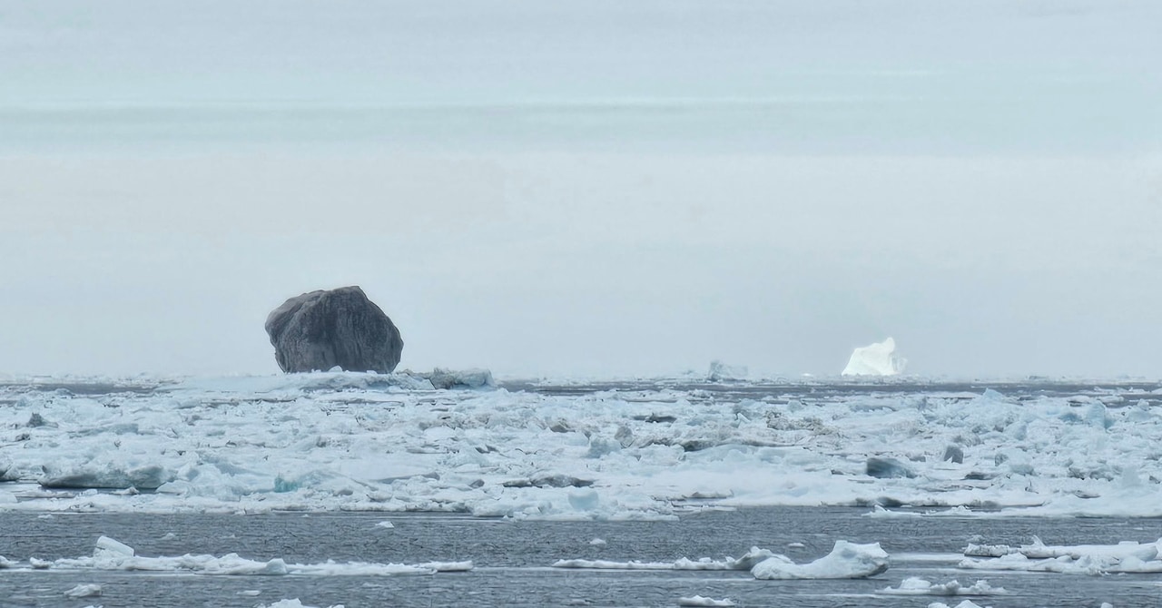 カナダで目撃された「漆黒の氷山」が話題に!なぜ黒色に?の画像