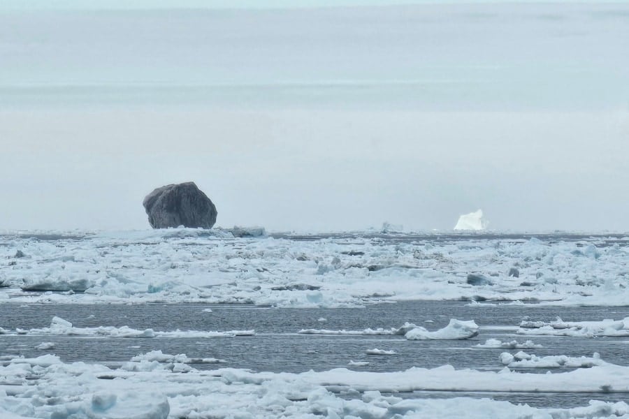 カナダで目撃された「漆黒の氷山」が話題に!なぜ黒色に?の画像 2/3
