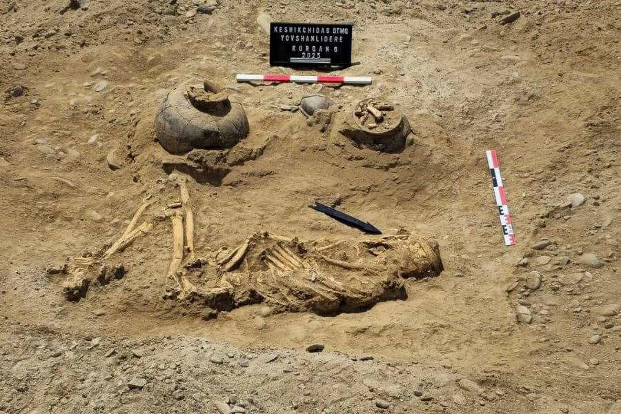 3800年前に埋葬された「身長2mの巨人兵」を発見、アゼルバイジャン
