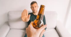 アルコールをやめると体に何が起こる？「1日目から1年後」まで解説の画像 1/3