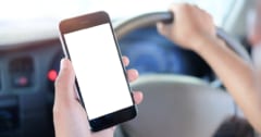 10代若者は運転中の21％を「スマホを見ること」に費やしているの画像 1/4